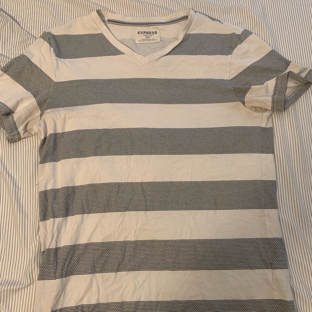 Express V-neck tee size S